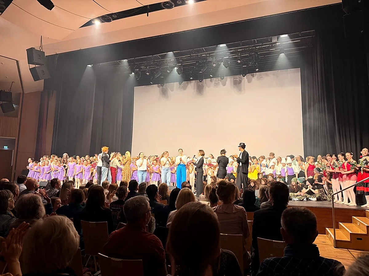 Großes Finale mit allen Tänzerinnen — 50 Jahre Ballettschule Evi Ritter in der Stadthalle Leonberg