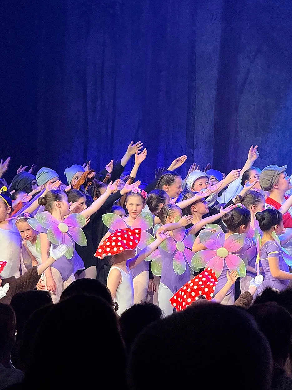 Junge Tänzerinnen als Blumen in der Aufführung Die Hexe Rosa — Ballettschule Evi Ritter Leonberg