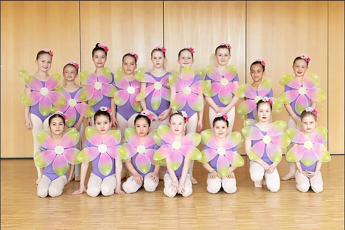 Blumengruppe der Ballettschule Evi Ritter — Gruppenfoto der Tänzerinnen beim Jubiläum